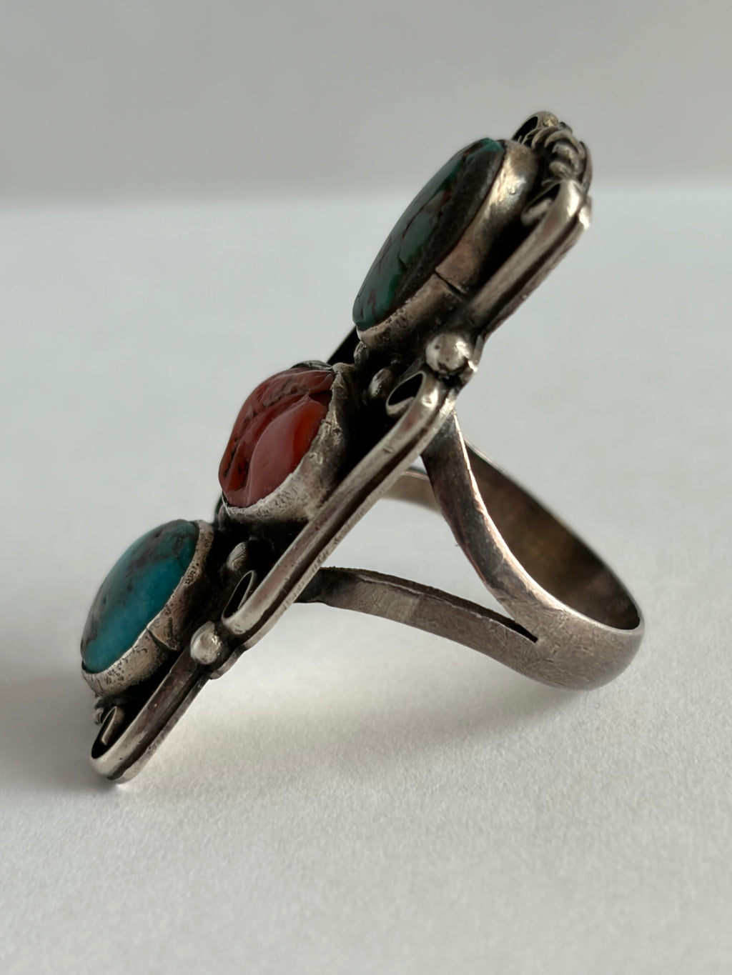 3 STONE VERTICAL RING