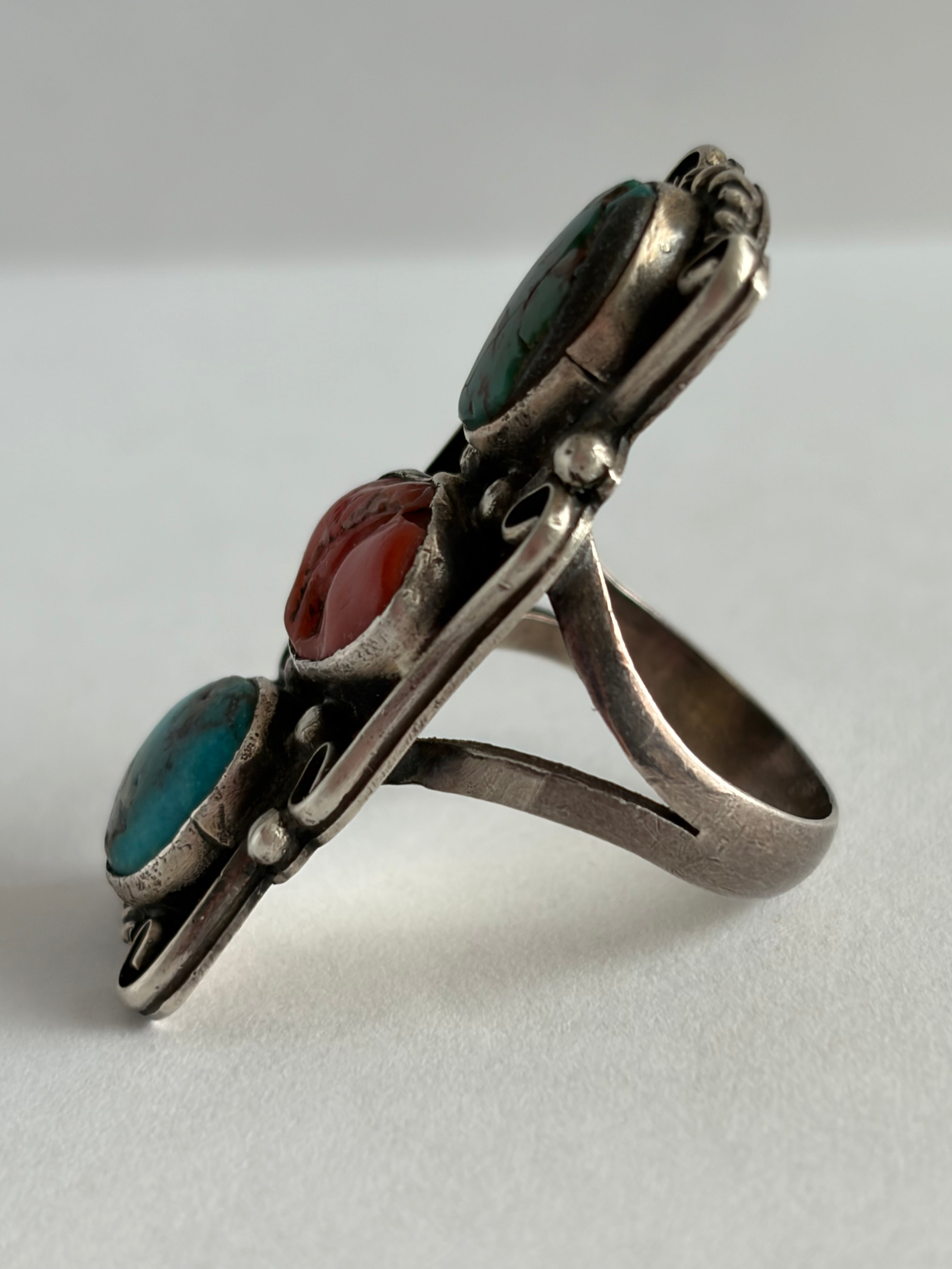 3 STONE VERTICAL RING